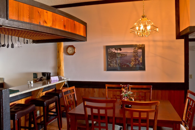 Food & Drinks, The Ridge Sierra, Douglas
