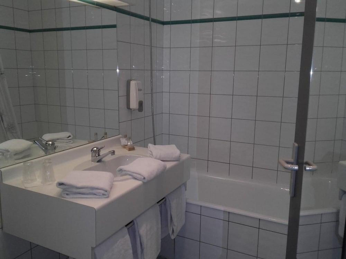Bathroom 4, Hotel Foch, Rhône