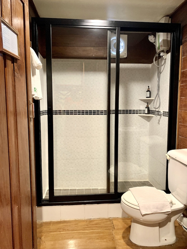Bathroom 3, Riverhouse Hotel - The Teak House, Mae Sariang