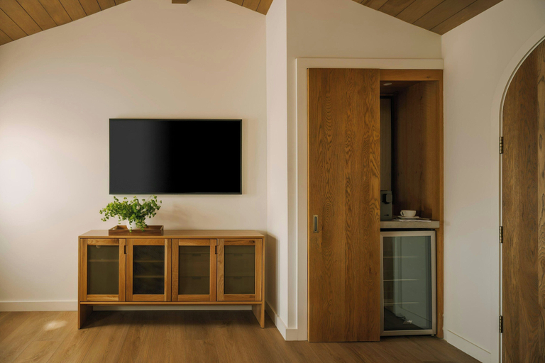 Interior 4, Woods Cove Inn, Orange