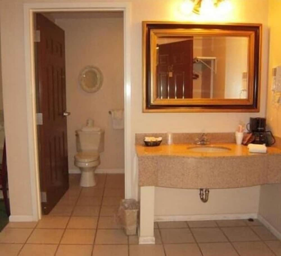 Bathroom 3, Golden Circle Inn, Albany