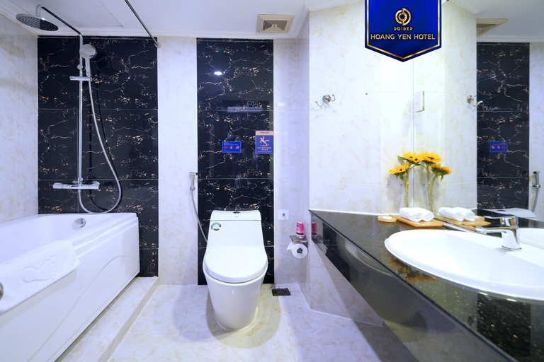 Bathroom 5, Sandals Hoang Yen Hotel, Qui Nhơn