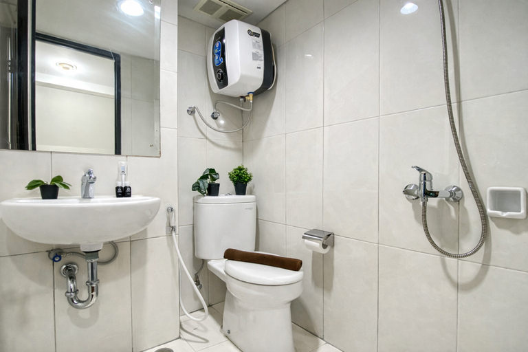 Bathroom 5, Practical Loft Studio at Nifarro Park Apartment By Travelio, Jakarta Selatan