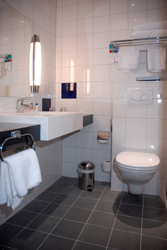 Bathroom 3, Radisson Hotel York, York