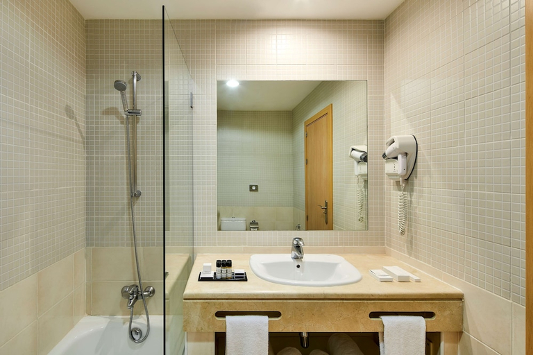 Bathroom 5, NH Marina Portimão Resort, Portimão