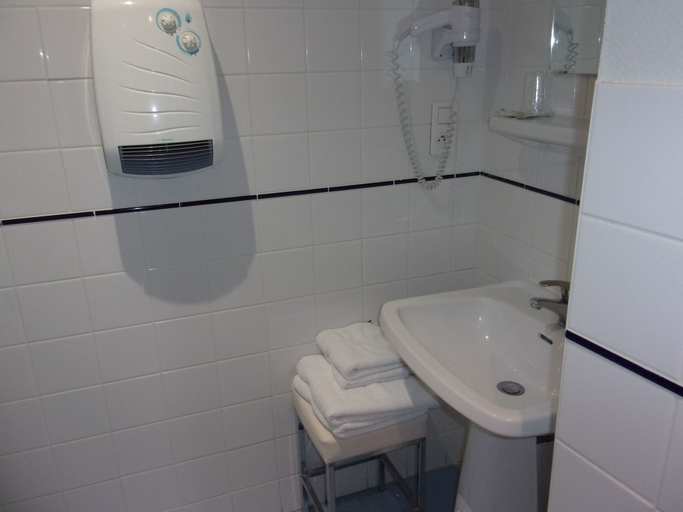 Bathroom 4, Hotel Le Bourbon, Pyrénées-Atlantiques