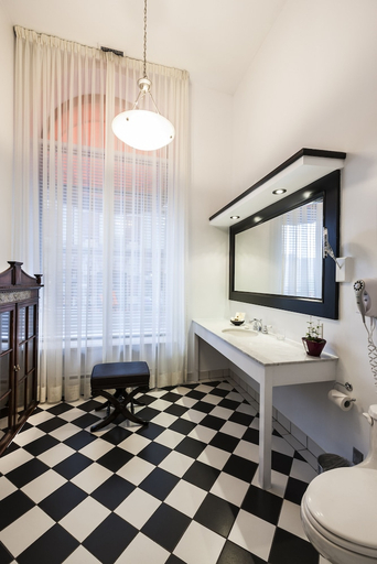 Bathroom 4, Lhotel Montreal, Montréal