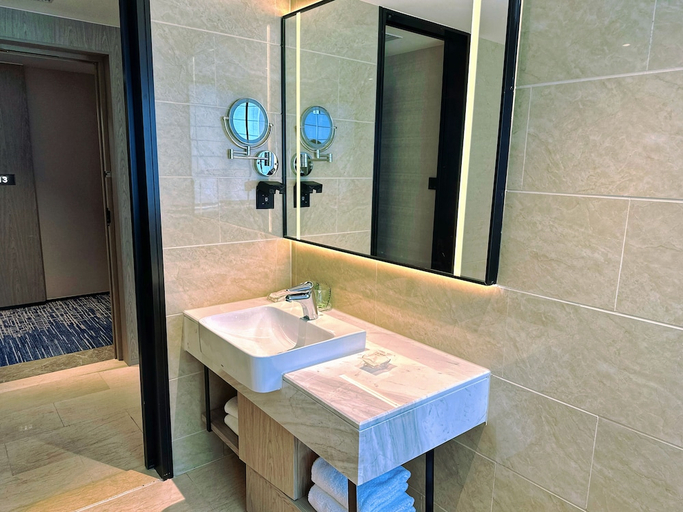 Bathroom 3, Guangdong Hotel Shanghai, Shanghai