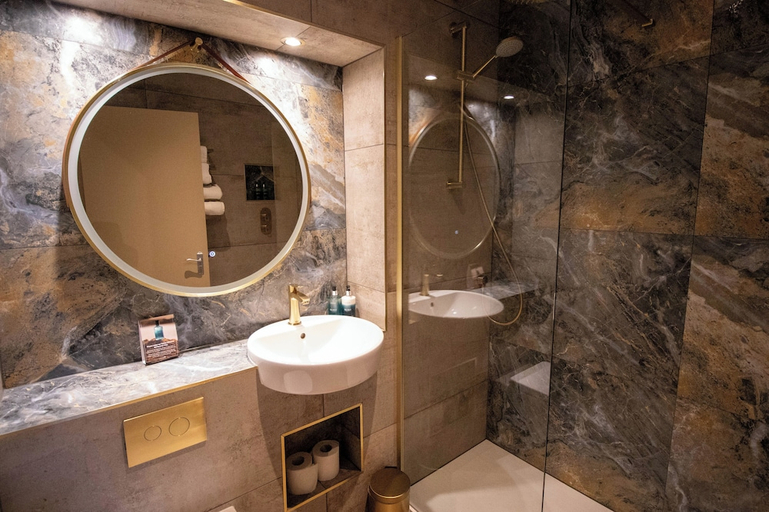 Bathroom 4, GAILES RESTAURANT HOTEL, North Ayrshire