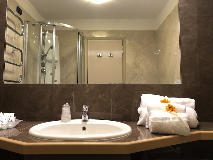 Bathroom 5, Domizia Palace Hotel, Caserta