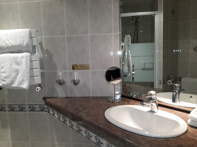Bathroom 3, CITOTEL LE CHALLONGE, Côtes-d'Armor