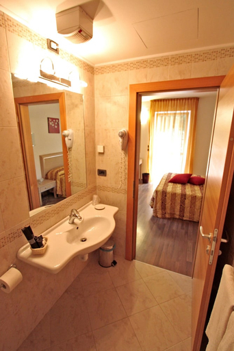 Bathroom 3, Bio Hotel Elite, Trento