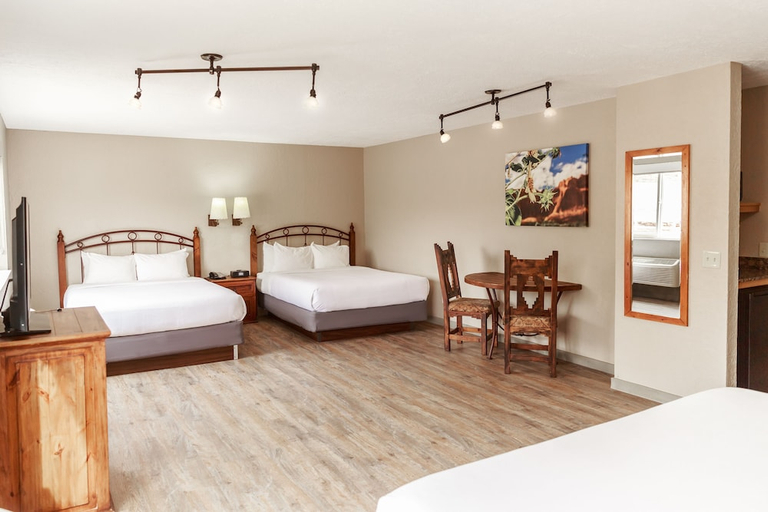 Bedroom 2, Aarchway Inn, Grand