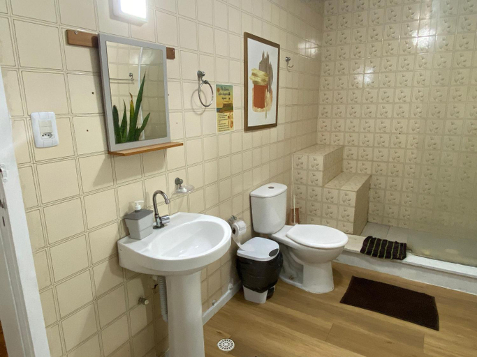 Bathroom 3, Quarto privado a 160 metros da Praia do Farol da barra 1, Salvador