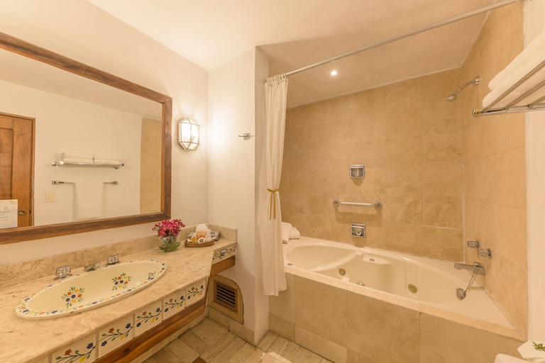 Bathroom 4, Tapalpa Country Club Hotel, Tapalpa