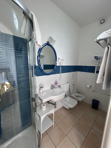 Bathroom 3, La Conchiglia, Latina