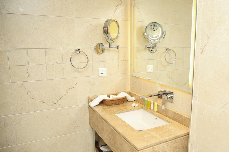 Bathroom 3, Gloria Hotel, Salt