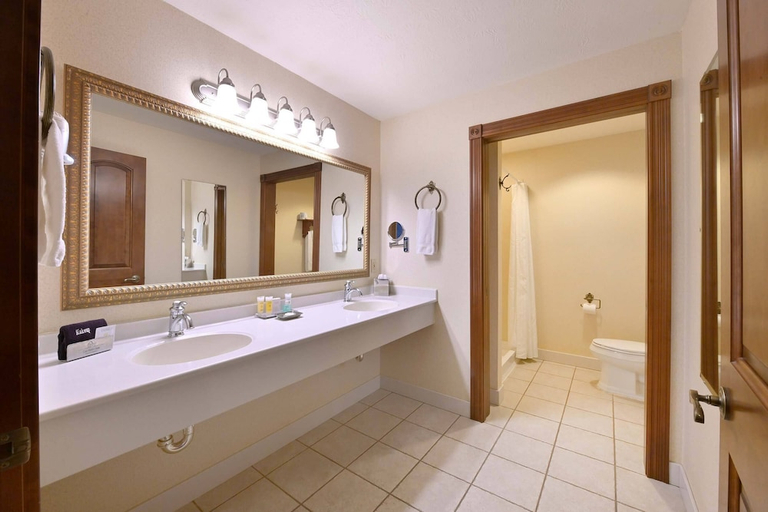 Bathroom 4, Carlisle Inn Sugarcreek, Tuscarawas