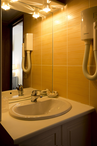 Bathroom 4, Hotel Le Dauphin, Gironde