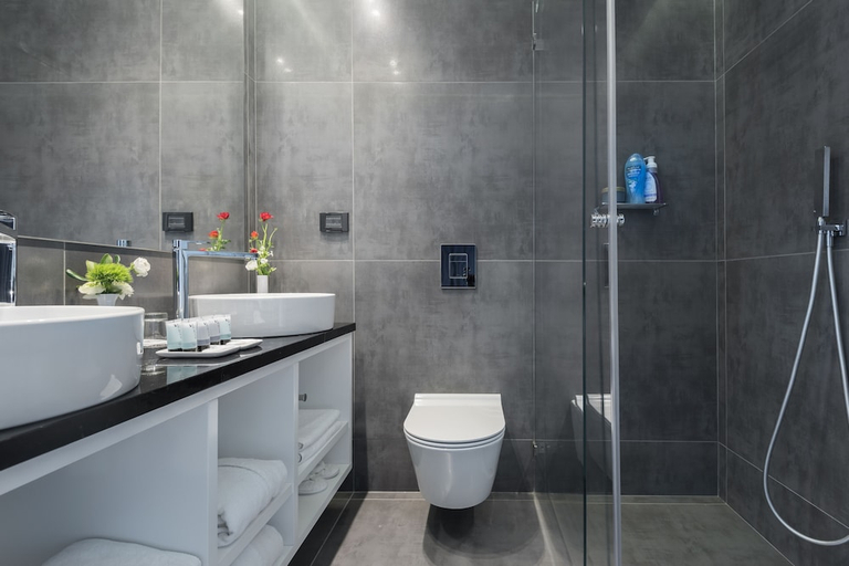 Bathroom 5, Olympia Hotel - by Zvieli Hotels