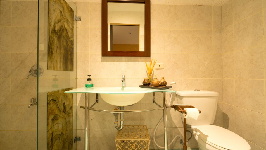Bathroom 4, Club Agutaya, San Vicente