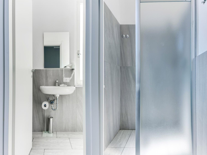 Bathroom 3, Hotel Quisisana, Rimini