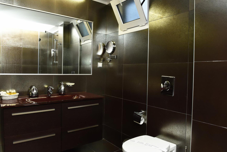 Bathroom 5, King Minos, Peloponnese