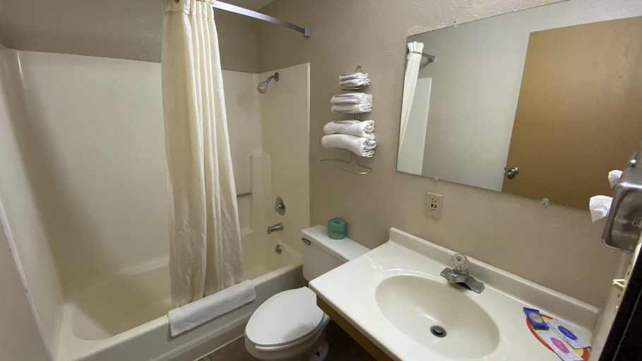Bathroom 5, NEWTON INN, Harvey