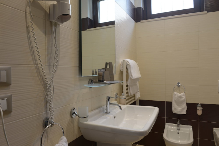 Bathroom, Imperiali Hotel, Brindisi