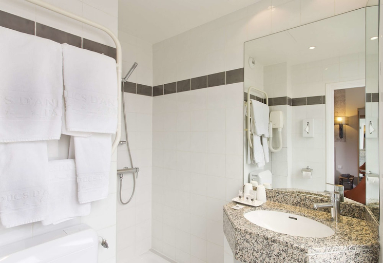 Bathroom 5, Hôtel Ducs D'Anjou, Paris