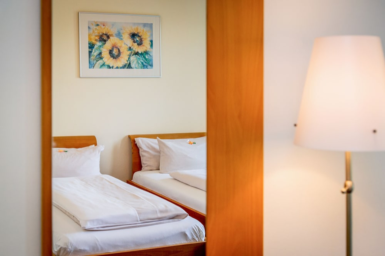 Bedroom 2, Arcus Hotel, Ebersberg