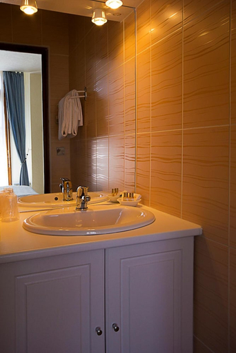 Bathroom 4, Hotel Le Dauphin, Gironde