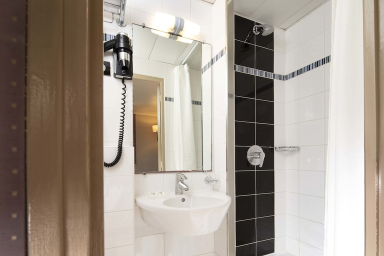 Bathroom 3, Hôtel de la Tour Eiffel, Paris
