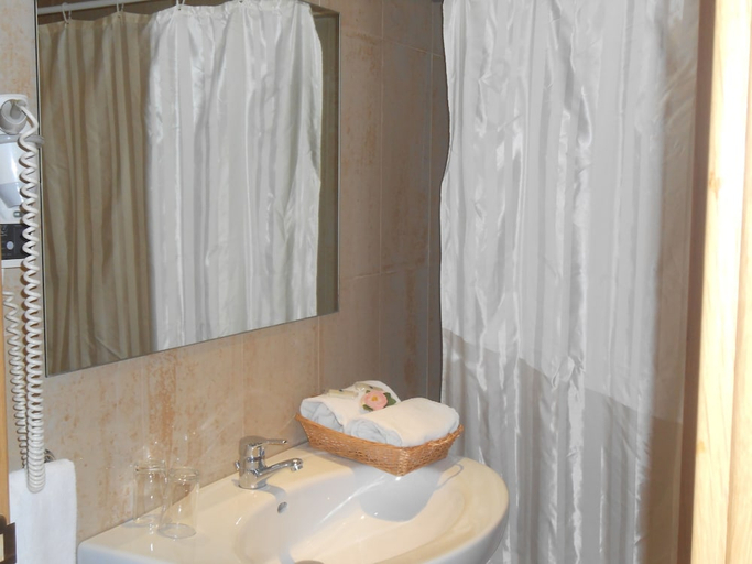 Bathroom 5, Hotel Santa Cruz, Torres Vedras