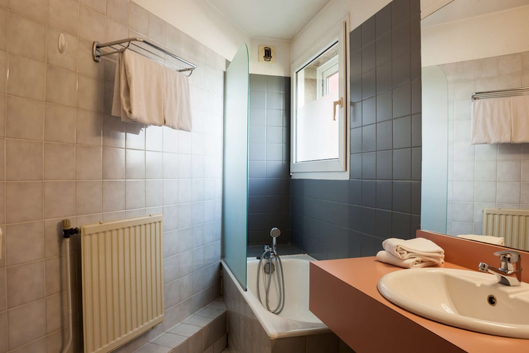Bathroom 4, Kyriad Direct Rennes Ouest, Ille-et-Vilaine