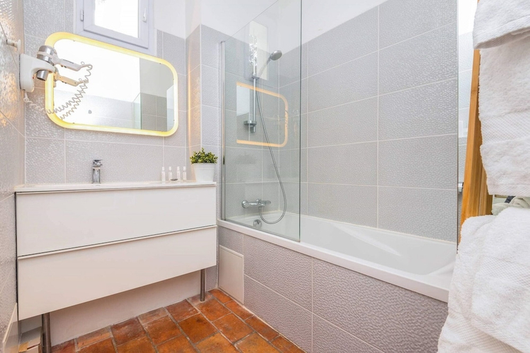 Bathroom 5, Hôtel de la Plage Mahogany, Bouches-du-Rhône