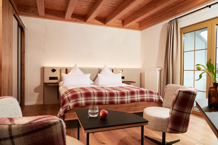 Bedroom 4, Landhotel Haringerhof mit Saunawelt und Naturbadeteich, Waldshut