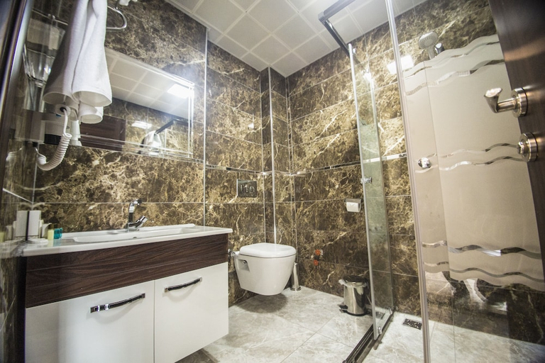 Bathroom 5, The Corner Hotel, Sincan