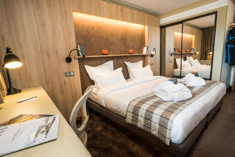 Bedroom 2, Hotel Courcheneige, Savoie