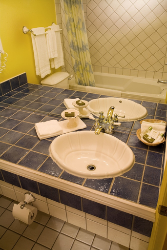 Bathroom 4, Manoir Du Lac Delage, La Jacques-Cartier