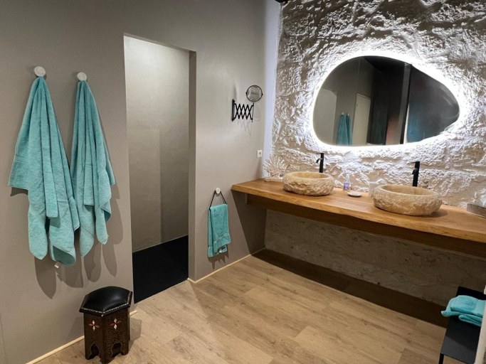 Bathroom 2, Les Suites du Midi, Tarn-et-Garonne