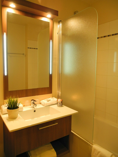 Bathroom 4, Villa Val Senart 1ere Avenue, Essonne