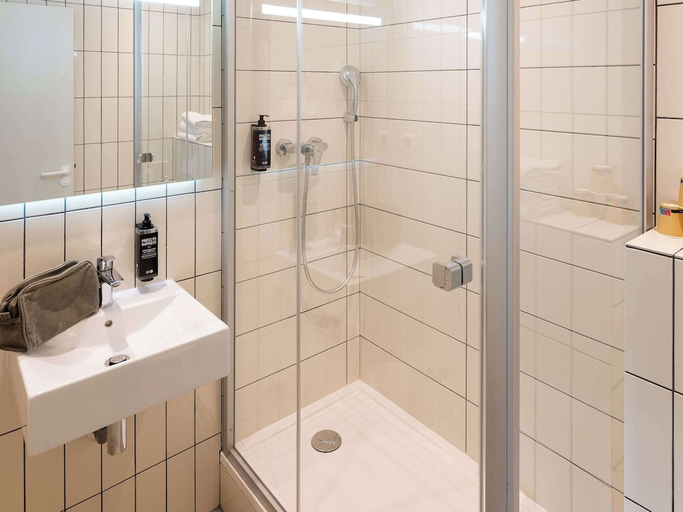 Bathroom 3, Ibis Budget Lyon Confluence, Rhône