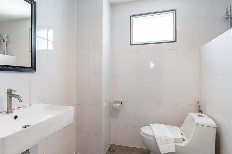 Bathroom 4, Xanadu Hotel, Ban Chang