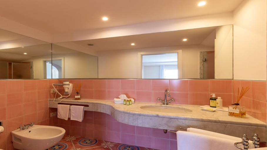 Bathroom 3, Hotel Belair, Napoli