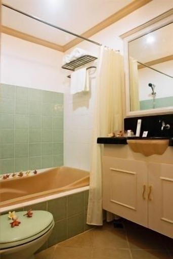 Bathroom 2, My Little Island Hotel, Poro