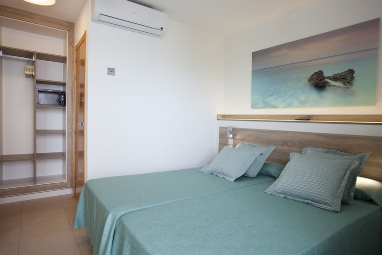 Bedroom 2, Playa Bella Beach Apartments, Baleares