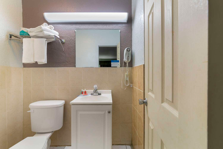 Bathroom 4, Fort Lauderdale Gardens Inn & Suites, Broward