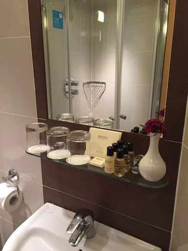 Bathroom 3, Castleton Hotel, London
