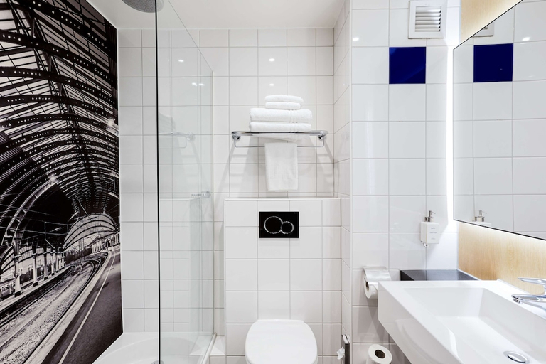 Bathroom 3, Radisson Hotel York, York